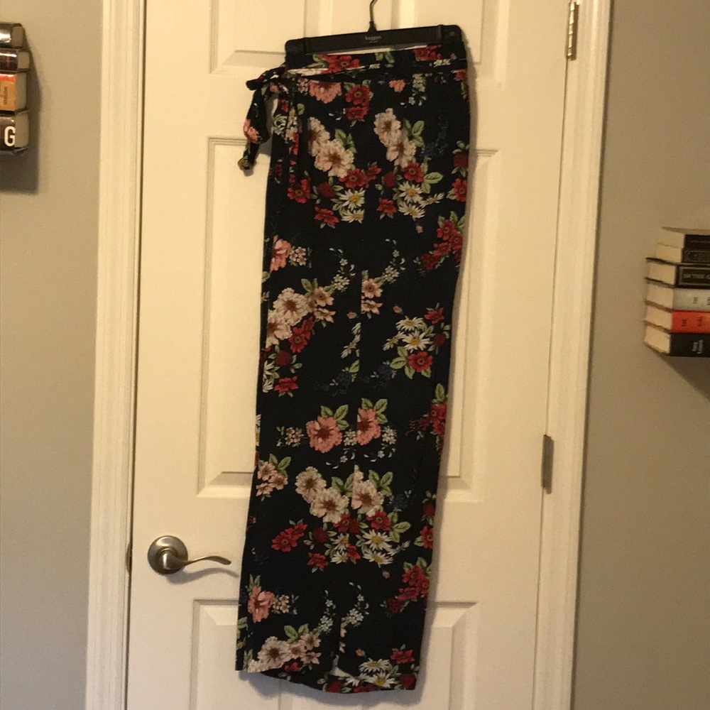 🌺Adorably & Comfortable Floral Slacks💙